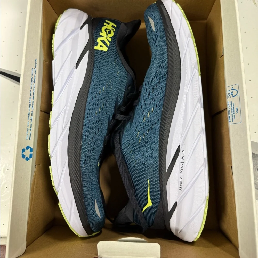 Hoka- Mens Clifton 8 - Picture 4 of 6